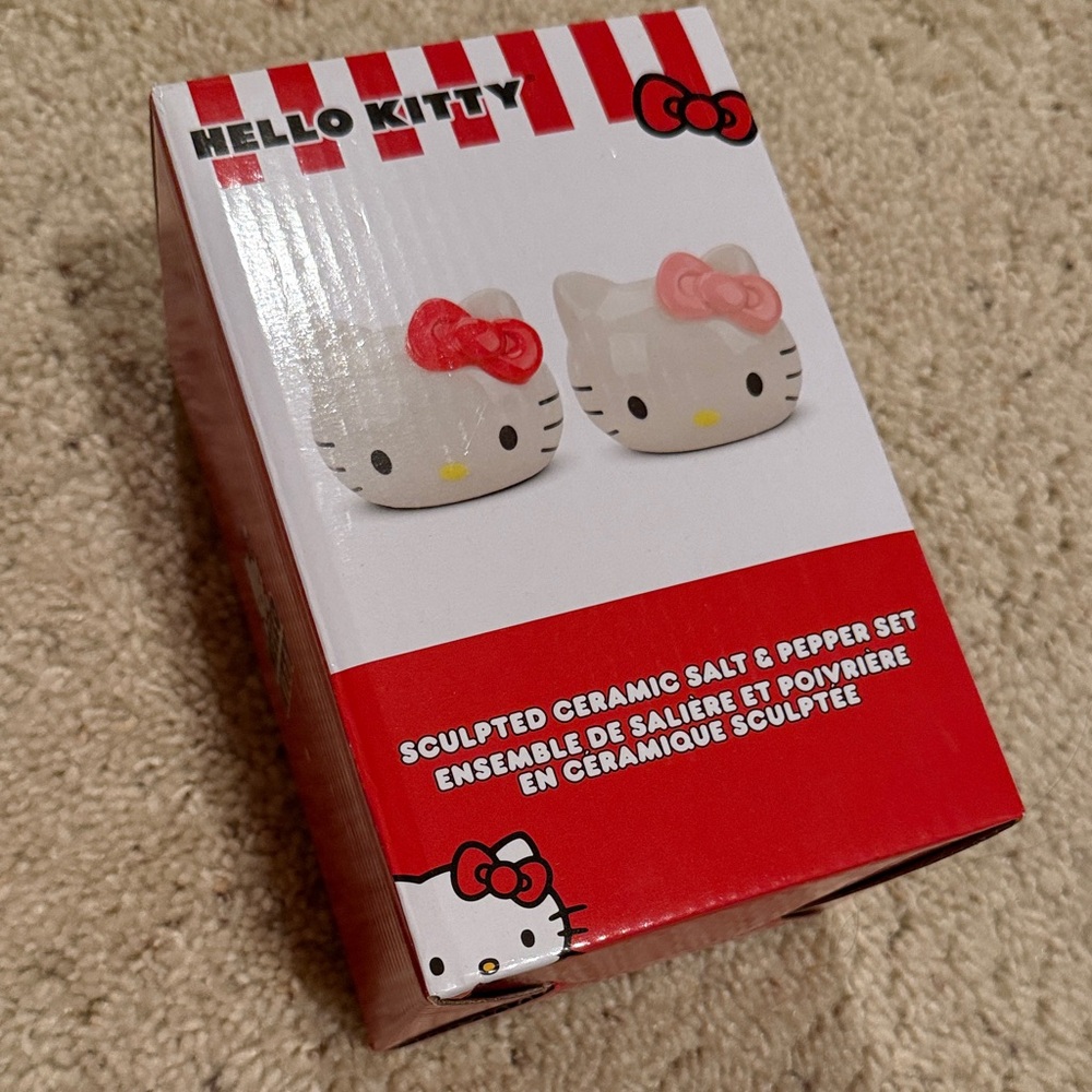 *LIMITED EDITION* Hello Kitty Red and Pink Salt & Pepper Set
